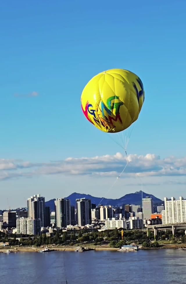 Meme titled "The balloon of Jules Verne was yellow"